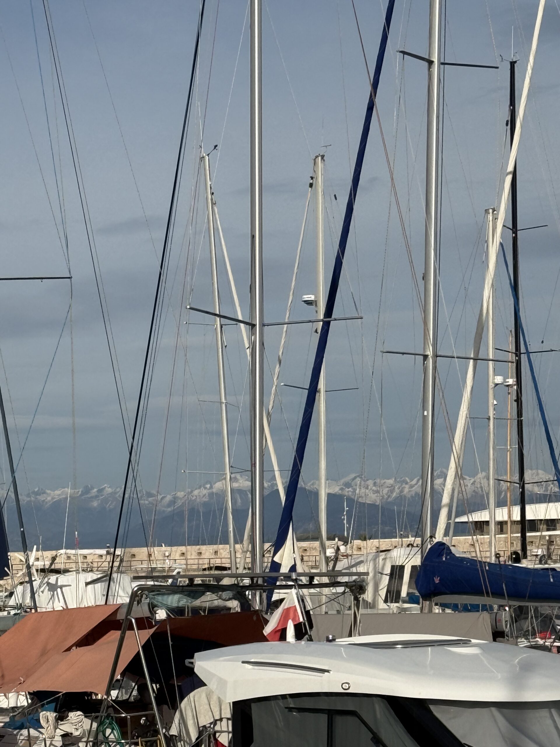 Antibes – ”Akutreperation” av naglar